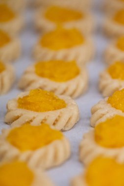 Ananas ezmeli kurabiye yapılıyor.