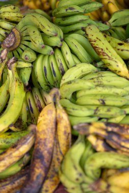 Bir demet yeşil ve sarı muz