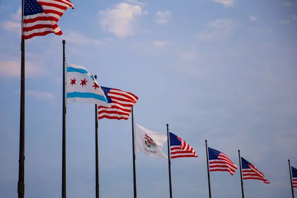 Chicago, Illinois 'deki Donanma İskelesinde bayraklar