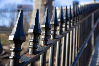 Siyah Çivili Çit Yürürken