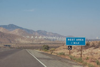 Çöldeki 10. Otoyol dinlenme tesisi.