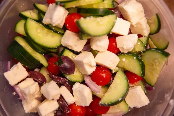 Domates, peynir, kırmızı soğan ve zeytinli Yunan salatası.