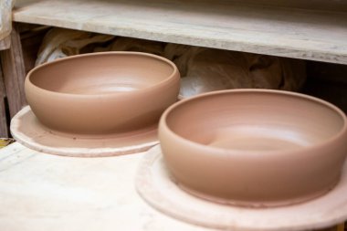 Bitmemiş seramik kaseler yeni yapıldı