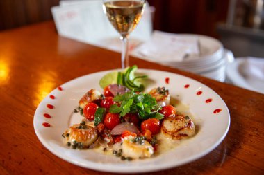 Beyaz şarapla tereyağlı kuru soğan.