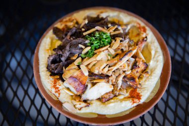 Kuzu ve Tavuk Shwarma ile Humus