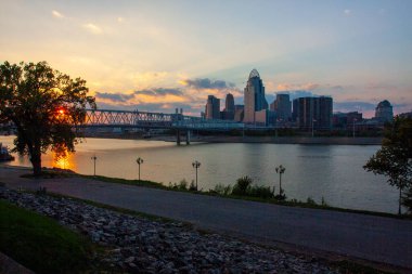 Cincinnati Skyline, nehrin üzerinde Sunset 'te.