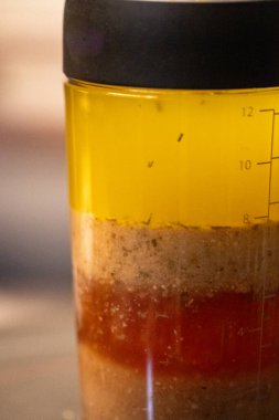 Ev yapımı İtalyan sosu salataya eklenmeye hazır.