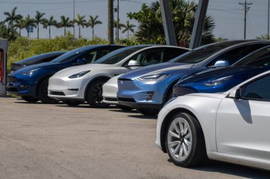 Dinlenme tesisinde elektrikli arabalar şarj ediliyor.