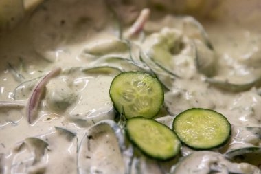 Yaz pikniği için Kremalı Avokado Salatalık