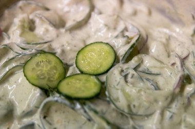 Yaz pikniği için Kremalı Avokado Salatalık