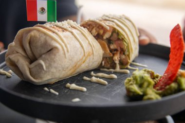 Meksika esinlenilmiş burrito dolması