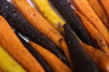 Bir garnitür için renkli ızgara havuç.