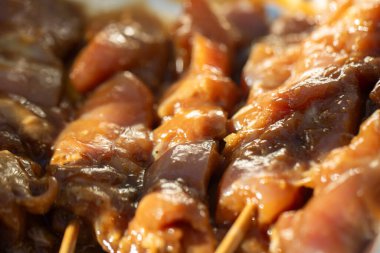 Izgaradaki satay mangal kömürüyle pişiriliyor.