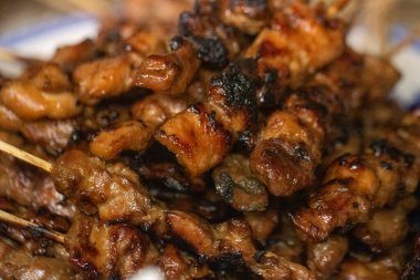 Malezya Tavuğu Satay az önce kömürle kızarttı.