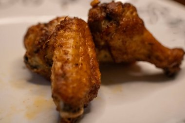 Hava Kızarmış Çıtır Kanatlar İspanyol usulü servis edildi.