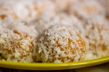 Hindistan cevizli pirinç topları yakınlaştırıldı.