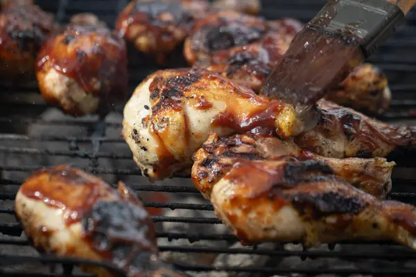 Tavuk bacağını barbekü sosuyla fırçalamak