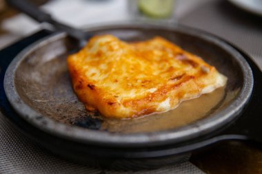 Tavada Saganaki peyniri kızartmak