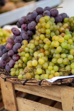 İndirimde olan tahta üzüm sandığı.