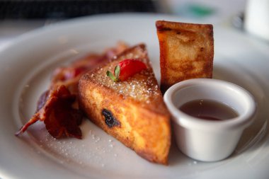 Tarçın üzümlü Fransız tostu ve akçaağaç şurubu.