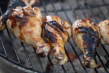 Izgarada mangalda tavuk budu pişiriyorum.