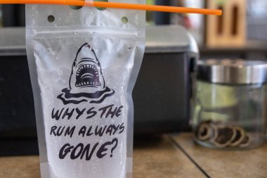 Pakette köpüklü kokteyl.