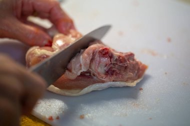 Kesme tahtasında tavuk budu puanlama