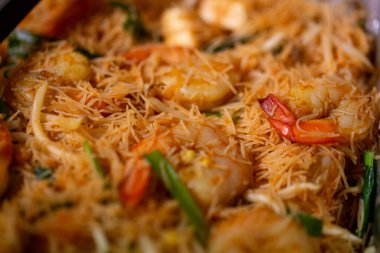 Malezya 'nın popüler yemeği Bihun Goreng sıfırdan pişirildi.