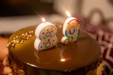89 yaşına basan biri için mumlar.