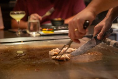 Izgarada tavuk doğrayan Hibachi Şefi