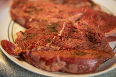 Çiğ tereyağlı kuzu ızgara için hazır.