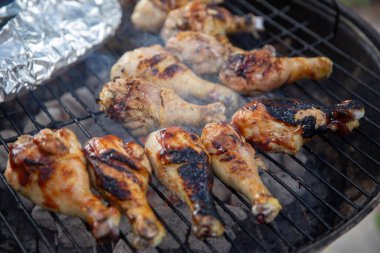 Kömürle ısıtılan mangalda tavuk budu.