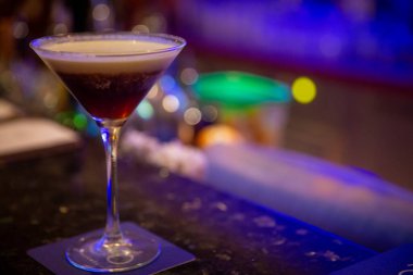 Çikolatalı Cappuccino Martini bir salonda