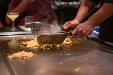 Japon usulü kızarmış pilav yapıyorum.