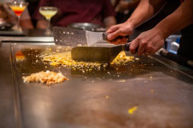 Japon usulü kızarmış pilav yapıyorum.