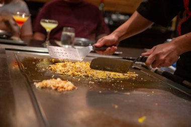 Japon usulü kızarmış pilav yapıyorum.