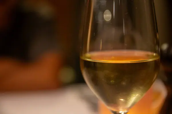 Fotokopi alanına yakın beyaz şarap kadehi.