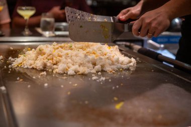 Japon usulü kızarmış pilav yapıyorum.