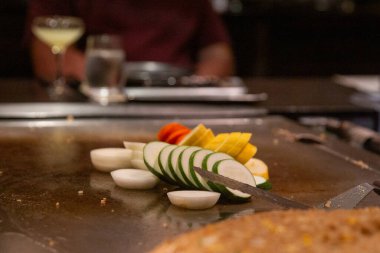 Sebze kulesini kızartıyorum.