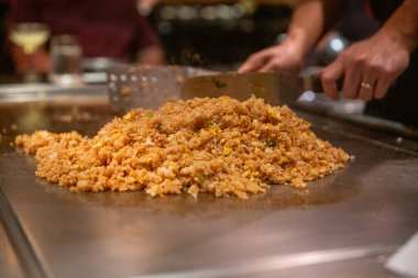 Japon usulü kızarmış pilav yapıyorum.