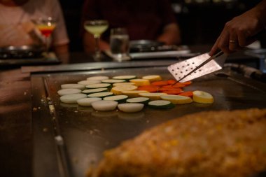 Sebze kulesini kızartıyorum.