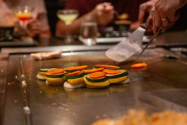 Sebze kulesini kızartıyorum.