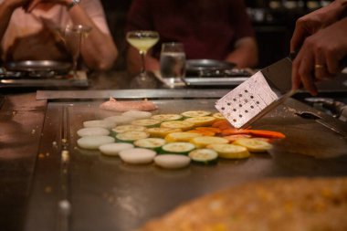 Sebze kulesini kızartıyorum.