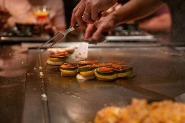 Sebze kulesini kızartıyorum.