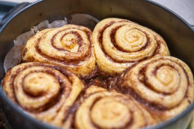 Pişmemiş tarçınlı çörekler kabın içinde