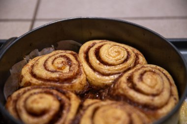 Pişmemiş tarçınlı çörekler kabın içinde