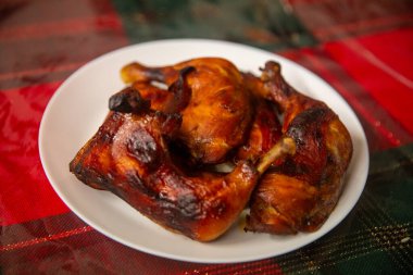 Kızarmış Marinated Chicken Quarters kapmaya hazır.