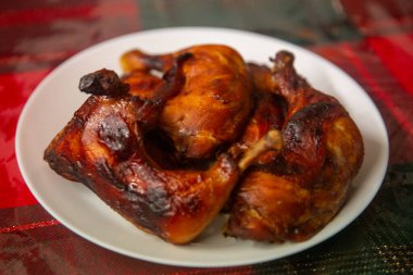 Kızarmış Marinated Chicken Quarters kapmaya hazır.