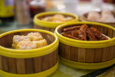 Bambu sepetlerinde çeşitli Dim Sum