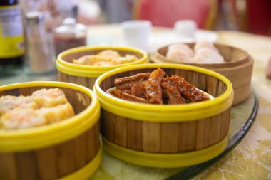 Bambu sepetlerinde çeşitli Dim Sum
